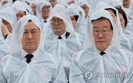 국민의힘 김기현 대표(왼쪽)와 더불어민주당 이재명 대표가 18일 열린 제43주년 5·18 민주화운동 기념식에 참석하고 있다. 연합뉴스